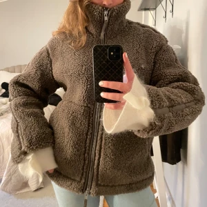 Teddyjacka från H&M - Intressekoll på min helt nya och oanvända teddyjacka från H&M som är SÅ populär just nu!!!! Helt slutsåld på hemsidan!! 💞🐻🧸 STORLEK S, högst bud vinner