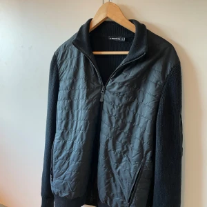 J.Lindeberg cardigan - Säljer denna riktigt snygga cardiganen från J.Lindberg, perfekt till höst/vår Använts Max 10 gånger så väldigt fint skick! Storlek L men passar även M Ny pris 3200