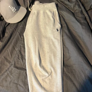 Ralph Lauren Mjukisbyxor - Hej! Säljer nu mina sjukt sköna och snygga Ralph Lauren mjukisbyxor som jag köpte för ett par månader sedan. Skicket är som nytt, och de finns inga defekter. Nypris - 1399kr, för fler frågor eller funderingar så är det bara o höra av sig!