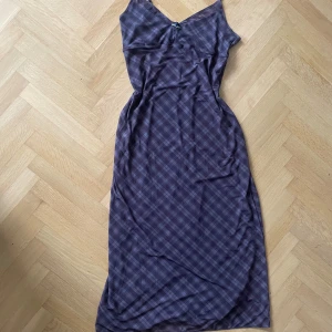 Lång klänning - Helt ny klänning från kimchi blue, nypris 600kr. Inga defekter och prislapp fortfarande kvar.
