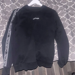 Calvin klein tröja - Säljer min calvin klein tröja då jag ej använder den. Ägt knappt ett halvår, storlek M. Kan fraktas om köparen står för frakt.