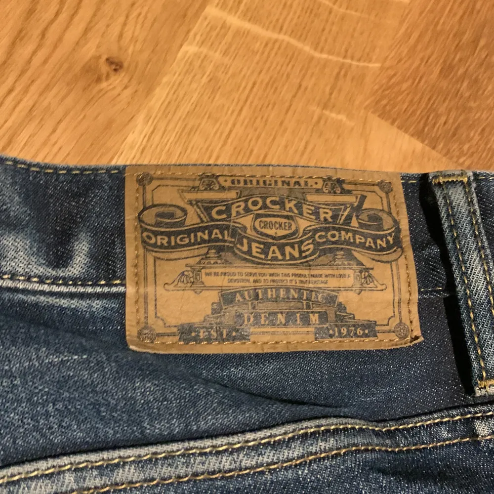 Hej! Säljer dessa feta jeans för jag inte använder dom längre. Original pris 1039. Jeans & Byxor.