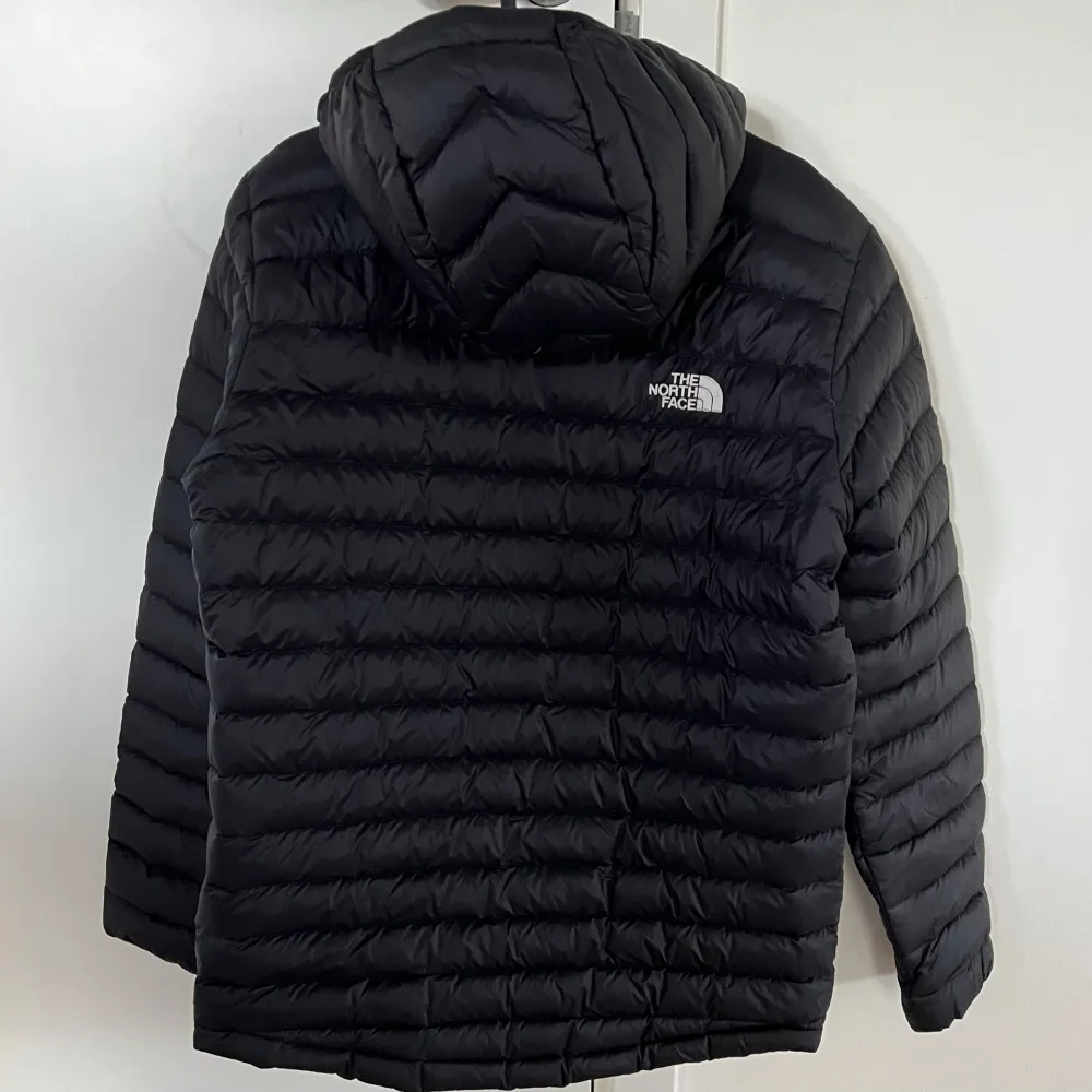 The North Face - lättvadderad dunjacka stl Boys XL (som en S-M vuxen) svart med luva. Mycket fint skick. . Jackor.