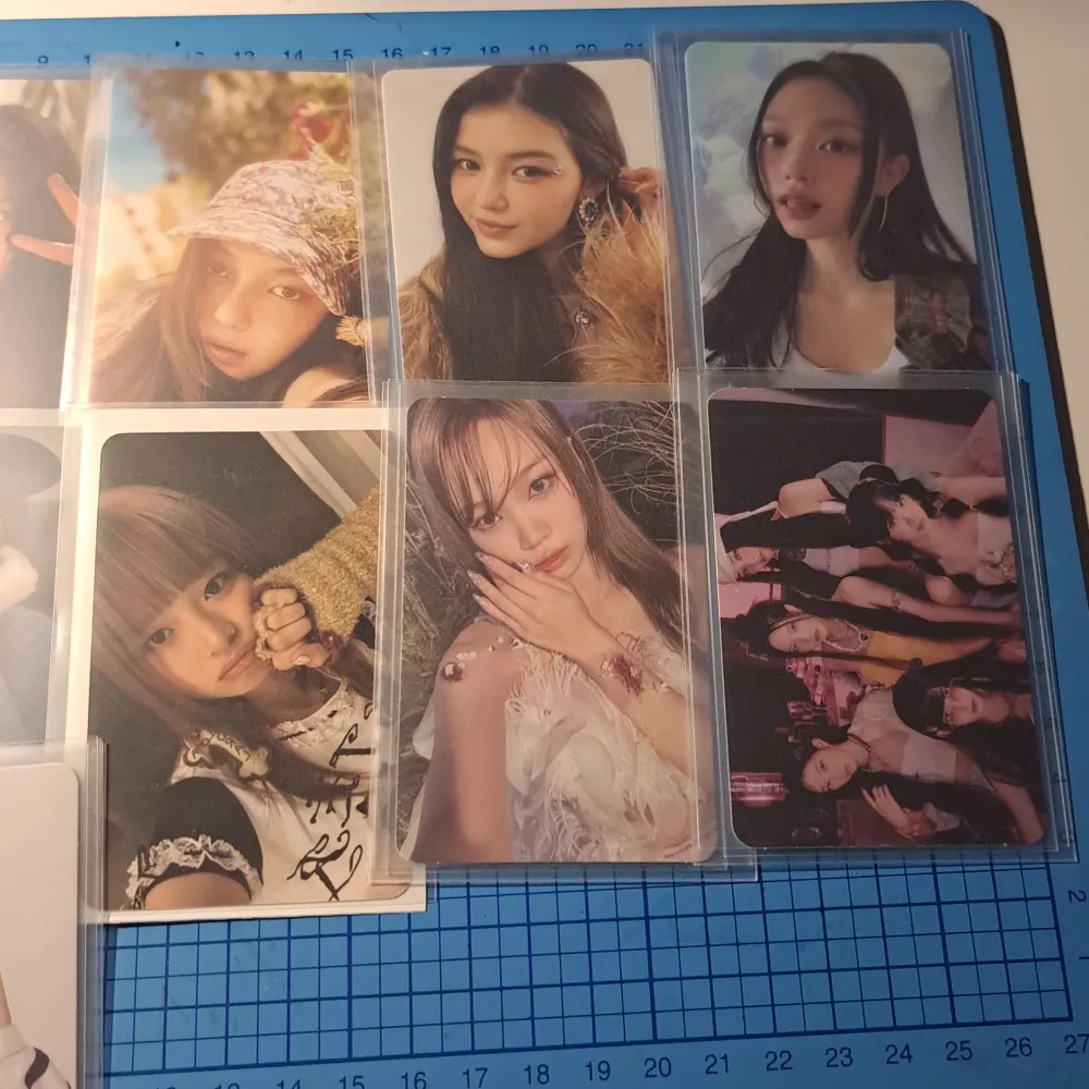 Säljer mina GG photocards från Newjeans, ITZY, Aespa och Lesserafim!  Alla för 300kr, annars skriv för pris! Kan även göra trades♡. Accessoarer.