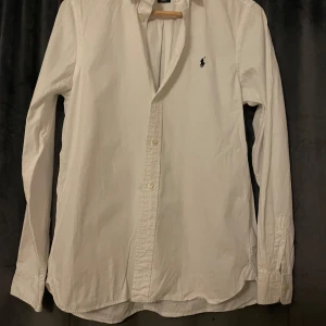 Polo Ralph lauren skjorta vit  - Fin skjorta från polo Ralph lauren som är i mycket fint skick. Använd några gånger endast. Storleken är 20 eller 170/88 som passar ungefär som S. Kontakta gärna vid frågor 😊