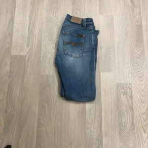 Nudie jeans Lean dean  - Snygga nudie jeans som är i modellen Lean Dean byxorna är i toppskick nypris på dessa var 1600 men vårat pris är 399 priset är spikat L32