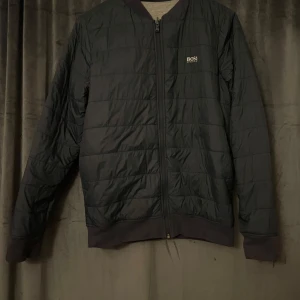 Hugo boss två sidig jacka  - Fin jacka som har två olika sidor och färger. Inget fel på den och är knappast använd. Storlek 16-M. Såklart äkta. Kontakta gärna vid frågor😊