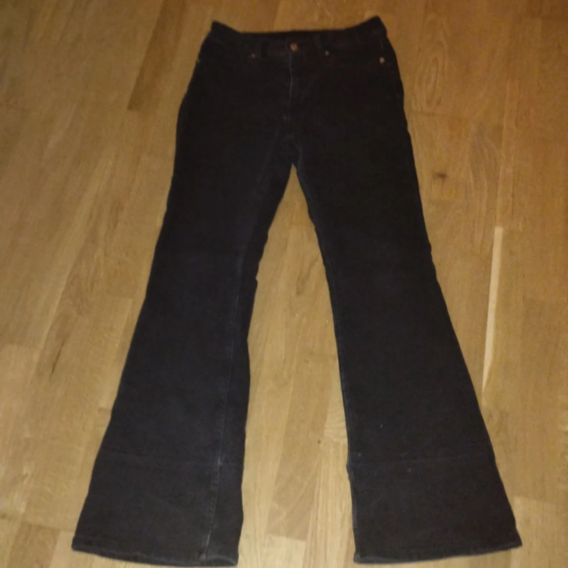 Svarta bootcut jeans