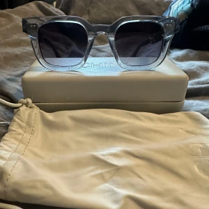Chimi - Säljer ett par i princip helt nya Chimi 04 i färgen grå, solglasögonen är köpta i somras och har använt de 1 gång och dom är i ett riktigt bra skick, och glasögonen är köpta på Arlanda flygplats för 1350kr!