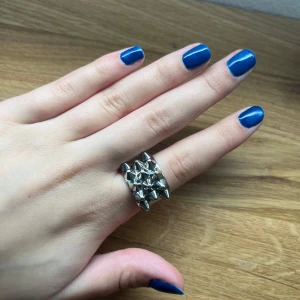 Edblad Peak ring - Nickelsäker och rostfri!! Köpte för 399kr 💗 Knappt använd därmed inga tecken på användning🫶🏼 Storlek M (17,5)  Skriv om ni har frågor!