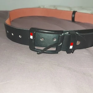 bälte - Säljer denna tommy bälte eftersom jag råkade beställa fel storlek. Ny pris ligger mellan 500-600. Säljer den för 400. Pris kan diskuteras. Storlek:120cm