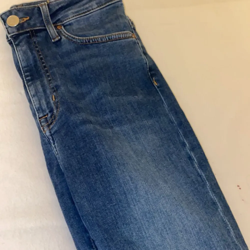 Blå skinny jeans, månader gammal använt Max 2 gånger storlek S. Jeans & Byxor.