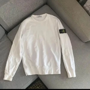 Stone island Sweatshirt - Hej! Säljer en Stone island Sweatshirt i bra skick 8,5/10 färg vit :) Storlek Small perfekt nu till hösten 🍂 pris 750:- Fraktar över hela Sverige (PostNord) Hör av er för mer info ///HL