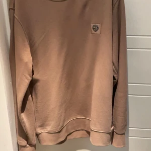 Stone Island tröja beige - Äkta stone island tröja, storlek M Använd ett fåtal gånger, nypris 1600 säljer den för 600