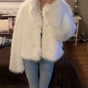 Vit päls jacka - Säljer min jätte fina vita päls jacka