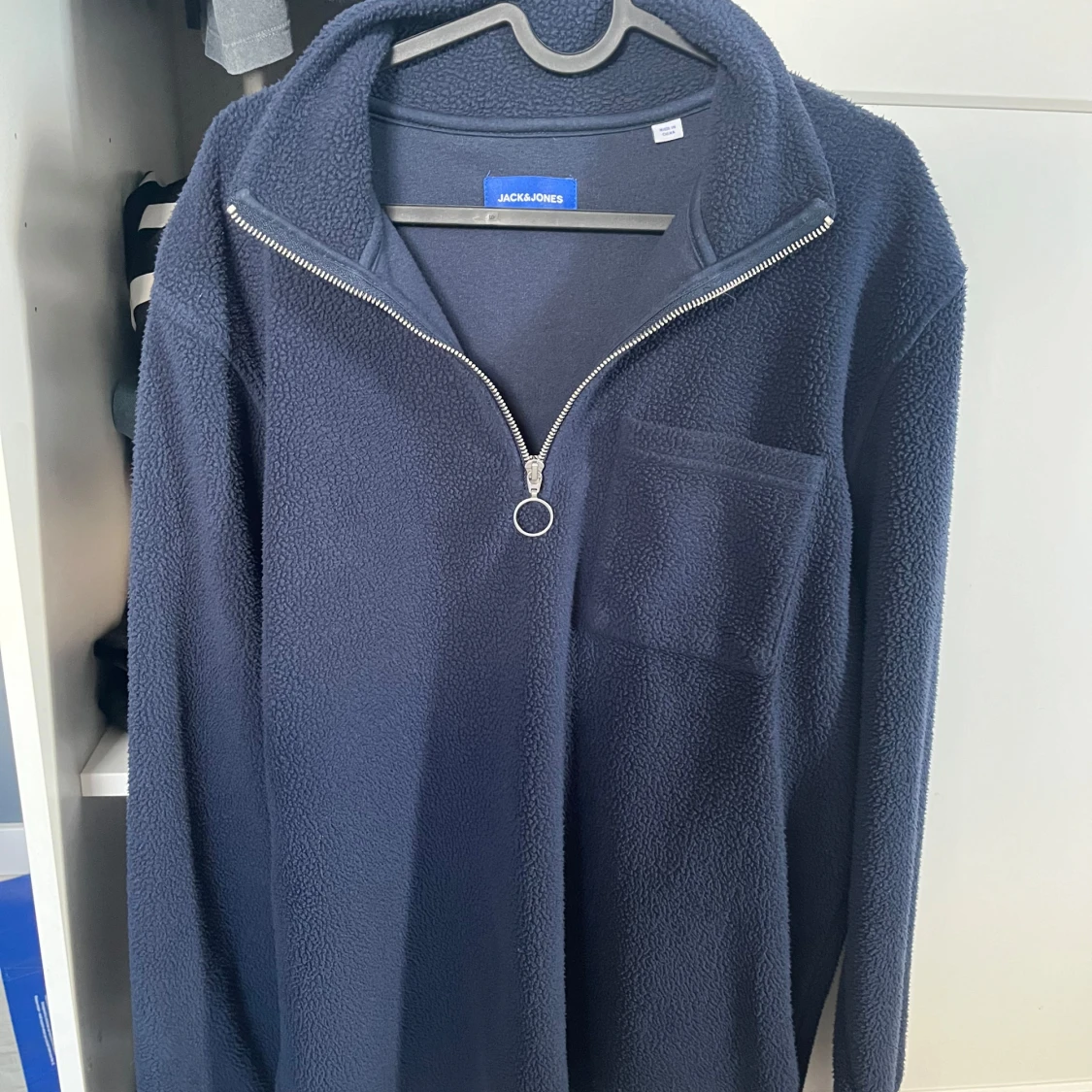 Blå, lurvig sweatshirt 