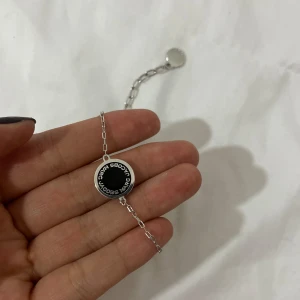 Armband  - Hej säljer mitt Marc Jacobs armband då den inte kommer till användning längre, har haft den 2-3 gånger bara 