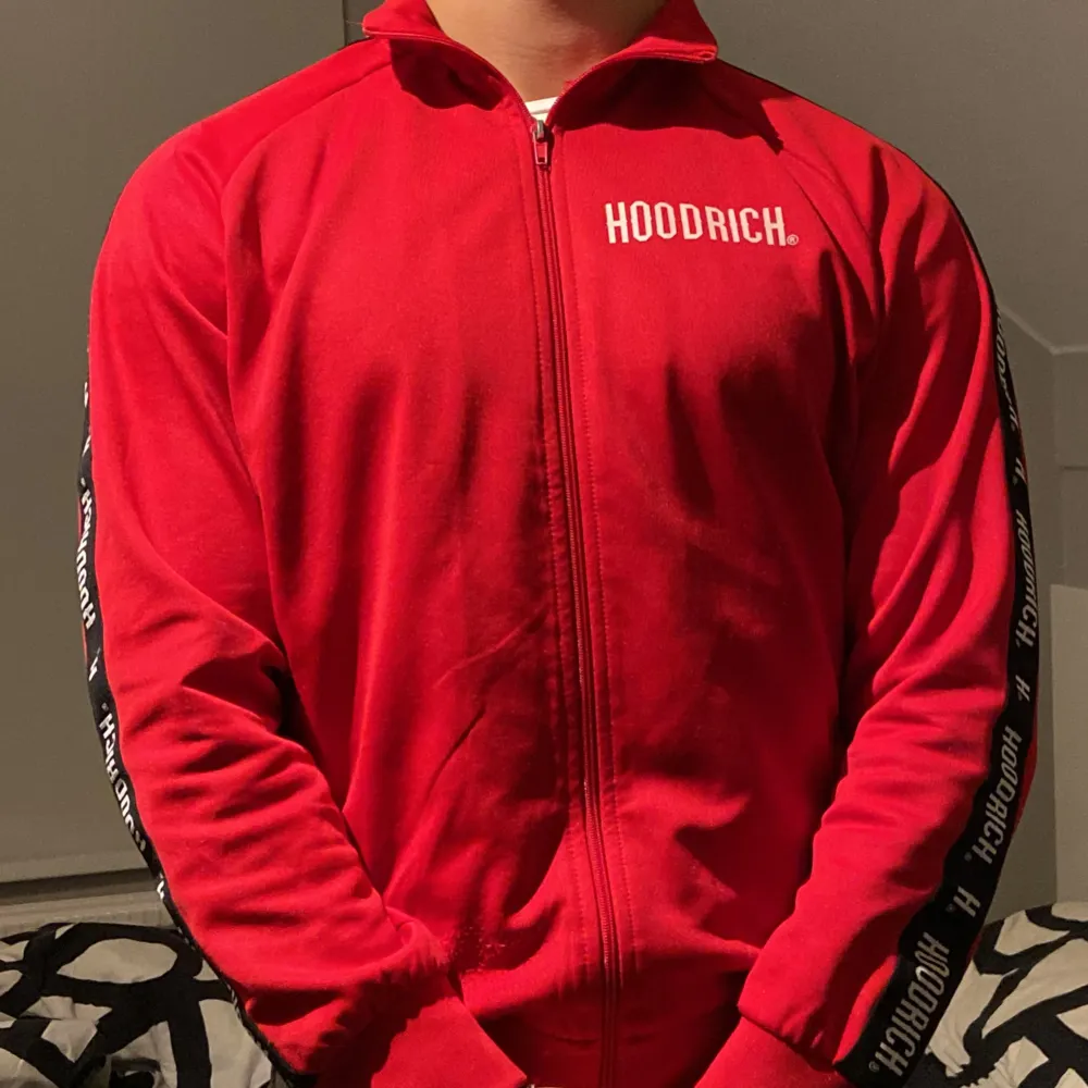 Säljer min Hoodrich tracksuit (obs endast överdelen) skicket är 9/10 om man bortser skiten som är på sista bilden. Priset är ej hugget i sten. Tröjor & Koftor.