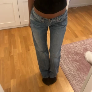 Lågmidjade jeans - Jätte snygga jeans med låg midja! Midja rakt över:32cm  Innerbenslängd:76cm Köp via plick!!