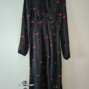 Adoore dress - Klänning från Adoore I storlek 32, passar även en som bär 34. Använd fåtal gånger.