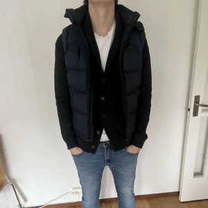 Tommyhilfigher väst - Tja! Säljer nu min väst ifrån Tommy Hilfigher. Västen är i bra skick 7/10. Modellen på bilden är 190 och väger 80kg. Säljer pga för liten