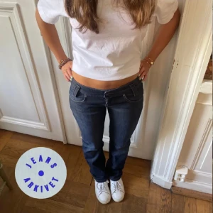 Lee jeans - Jättesnygga jeans köpta för 2 veckor sedan ungefär från Plick, jeansarkivet (2 första bilderna är lånade). Midjemått:36 cm (från sida till sida) och innerbenslängd 74 cm. Aldrig använda. Köpte för 800. Pris går att diskutera!😇