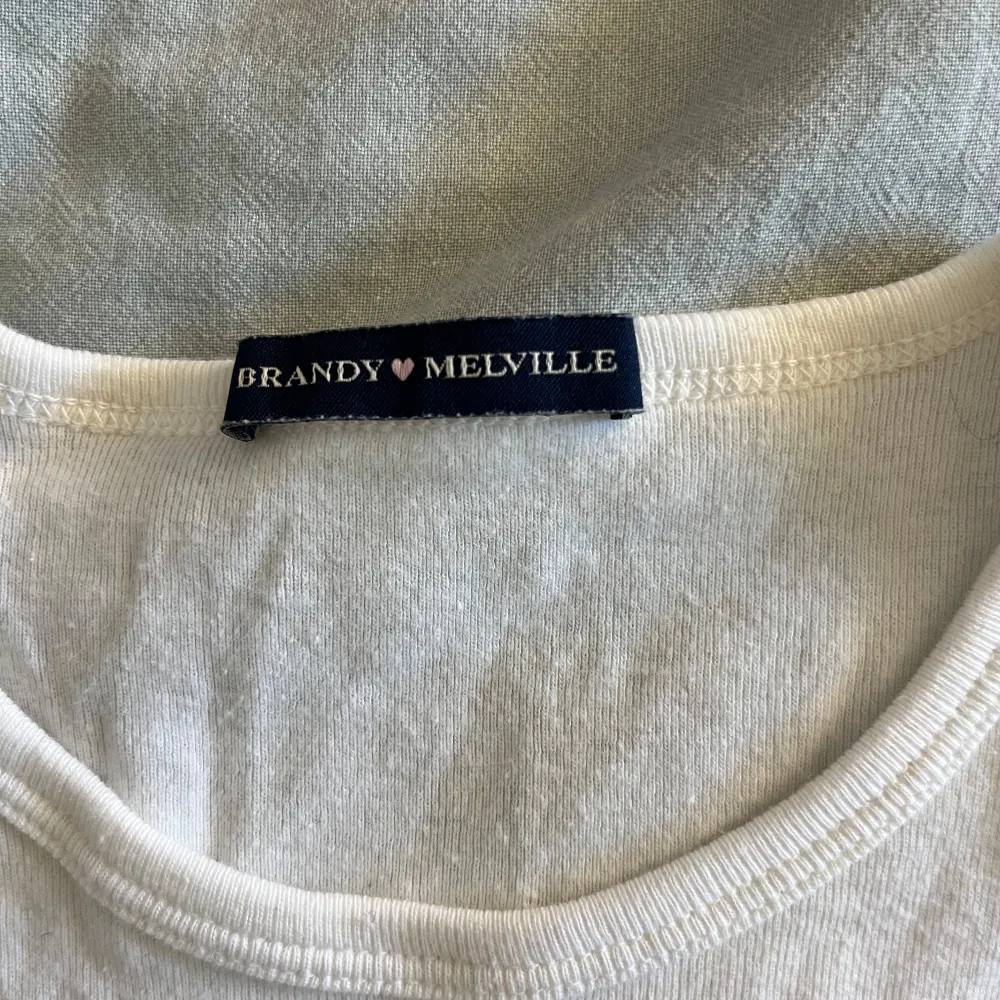 Den perfekta bas t-shirten från brandy melville. T-shirten är så mjuk och skön och passar till lite lägre byxor. Det finns ingen storlekslapp i tröjan men skulle gissa på att den passar en xs eller s☁️. T-shirts.