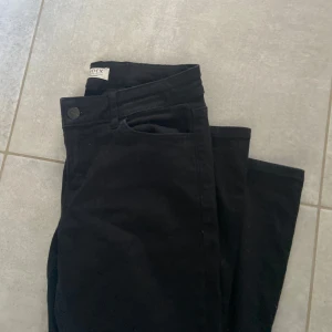 Svarta bootcut jeans  - Storlek 170 från Lindex, sparsamt använda! 
