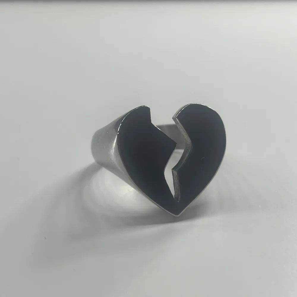 Silver ring köpt på ur och Penn. Rostfritt stål  Nypris : 299 💕 Vet inte storleken tyvärr men skulle säga ungefär 16.80 💕 Kan tänka mig att byta mot likadan i guld 💕. Accessoarer.