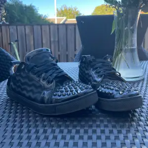 Feta Louboutins i storlek 41 med ass feta vågor som design. 2 defekter som man tydligt ser på de sista 2 bilderna!😃 Det går enkelt att lima med superlim. 5 spikar borta och priset ligger vid 2500kr, det kan absolut diskuteras, skriv vid intresse!😀