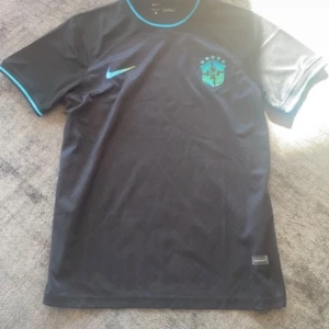 Brasilien fotbollströja - Brasilien fotbollströja endast testad och är som helt ny. Det är en special edition 22/23 och storlek M. Pris kan diskuteras.