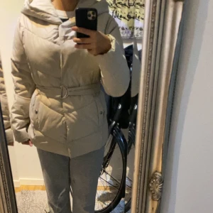 Beige jacka - En beige tjock  jacka från AMISU