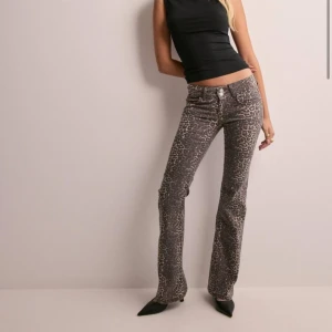 Trendiga leopard jeans - Säljer nu dessa supersnygga leopardjeansen från Nelly som är slutsålda på hemsidan. Storlek 34 och passar mig perfekt som brukar ha 34-36. Använda ca 2 gånger så i nyskick! Skriv om du har några frågor eller för fler bilder 🌟