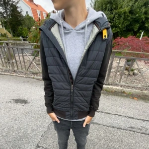 Parajumper cardigan🔥🔥 - Perfekt jacka som är både skön och stilren och perfekt nu till hösten. Storlek barn L köpt på Nk för cirka 3000kr. Pris kan diskuteras 😁