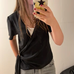 vintage Svart tunn kofta  - Man kan justera den om man vill att den ska sitta tajt eller löst. På första bilden hade jag den lite tajtare