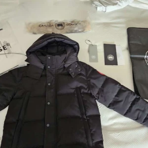 Canada Goose wyndham parka - Nyskick  Perfekt till vintern  Finns även päls  Stolek S men passar även M/L 