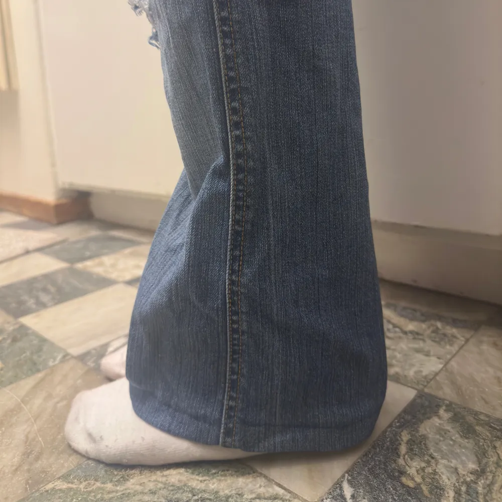 Säljer dessa jeans som är uppsydda i längden(bild 4). De har ett litet hål så är öppen för prisförslag(bild 5). Skriv vid frågor💗. Farkut & Housut.
