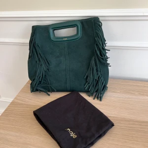 Maje väska  - Mocka väska från Maje.  Bra skick.  23x20x7cm  Dustbag till. 