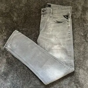 Ett par riktigt snygga replay jeans med snygga slitningar i modell anbass (slim fit) Storlek 34, ny pris 1899kr. Kontakta för fler bilder eller om du har några funderingar.