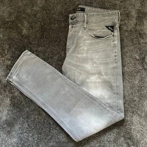 Replay Jeans - Ett par riktigt snygga replay jeans med snygga slitningar i modell anbass (slim fit) Storlek 34, ny pris 1899kr. Kontakta för fler bilder eller om du har några funderingar.