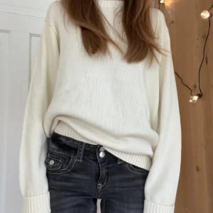 Vit stikad tröja - Oanvänd pågrund av att den tyvärr var ganska stor i storleken.