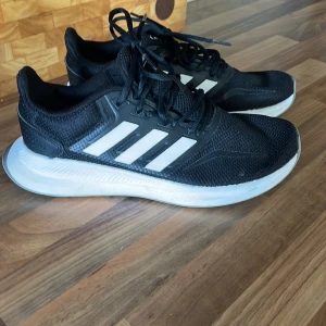 Adidas skor - Använda dom gympa skor. Inte använda så mycket. Bra skick!  Original skokartong saknas 