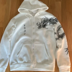 Cool hoodie  - I skick 10/10 knappt använd, cool hoodie som sitter bekvämt.