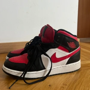 Jordans mid - Använda två gånger så dom är som nya