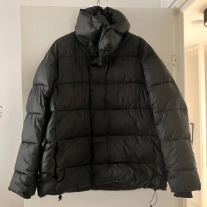 Vinterjacka  - Väldigt bra skick. Mysig och varm jacka med stor mysig krage. Ganska stor i storleken.