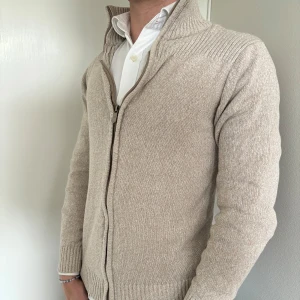 Carl William kofta beige - Kofta från märket Carl William i storlek S - Bra skick, inga defekter   - Modell på bild är 172/60kg.  - Hör av dig vid eventuella frågor!  Mvh  