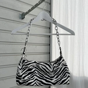 Väska  - Cool zebra väska, rymlig och i fint skick!