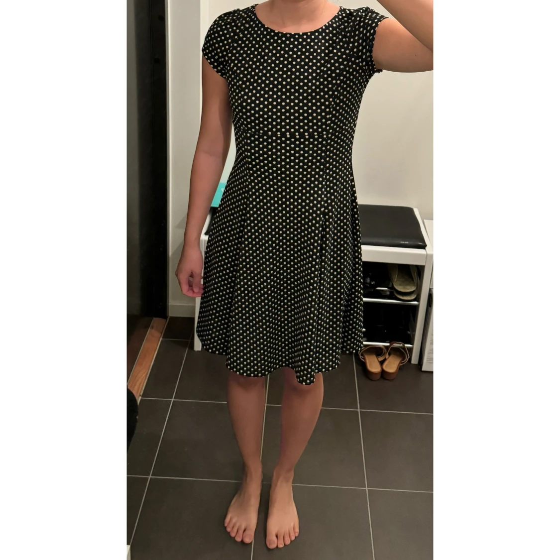 Svart kortklänning med vita prickar - 90