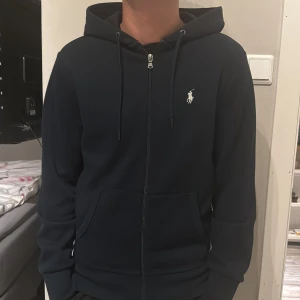 Ralph lauren zip - Ralph lauren zip i xs. Mycket bra skick utan defekter. Ny pris 2200kr. Han är på bilden är 173cm. Ytligare frågor kontakta mig. Mvh Melker 