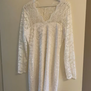 Vit spetsklänning - Vit spetsklänning, passar bra till studenten! Använd en gång på skolavslutning för x antal år sedan. Är i mycket bra skick!